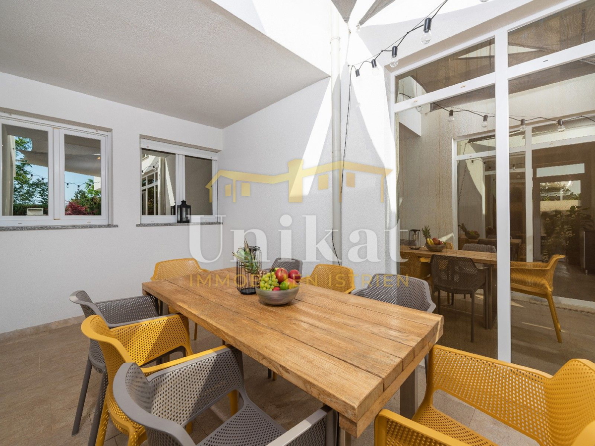 Moderna vila z notranjim in zunanjim bazenom